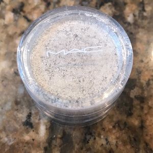 MAC She’s Got Class Crushed Metallic Pigment